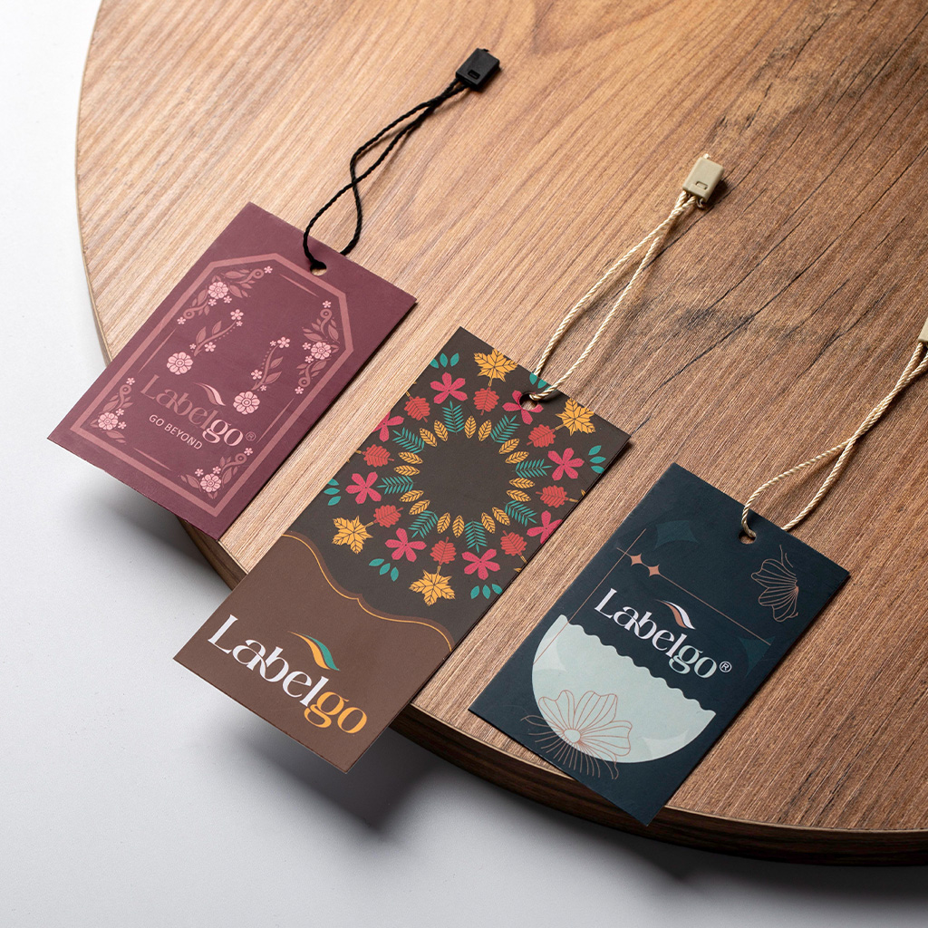 Etiquetas colgantes personalizadas en papel kraft reciclado grueso con cordel de yute.