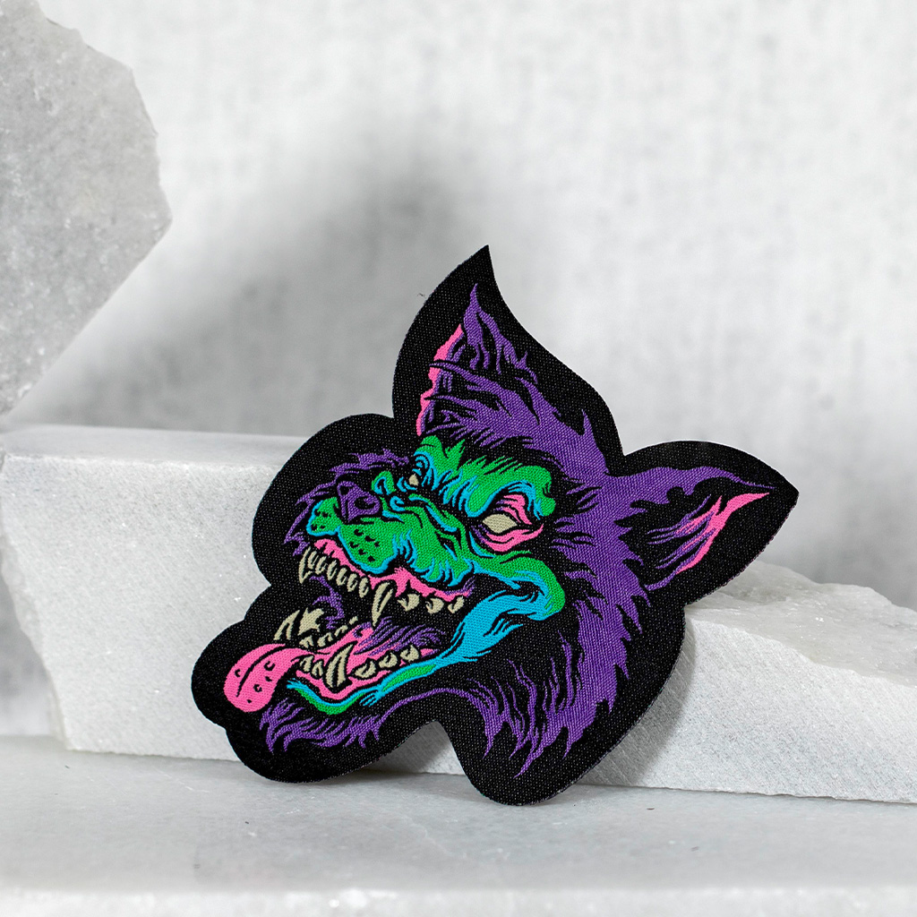 Parche bordado de lobo morado y verde para ropa.