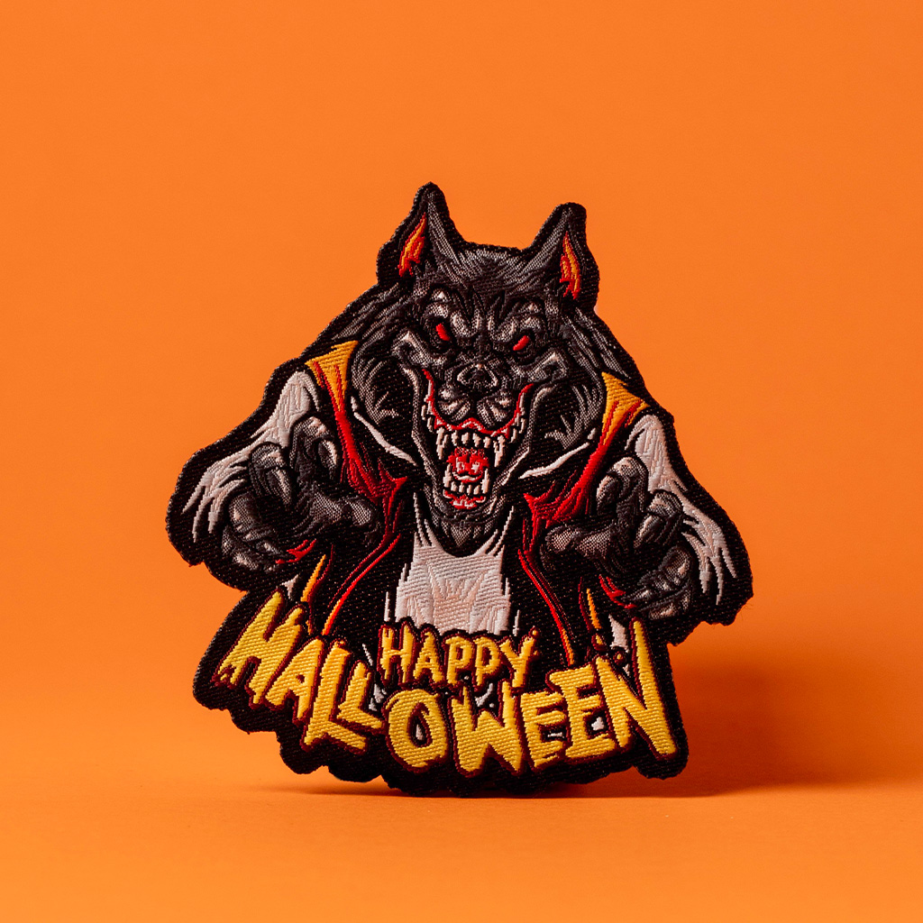 Parche bordado de lobo de Halloween con fondo naranja vibrante.
