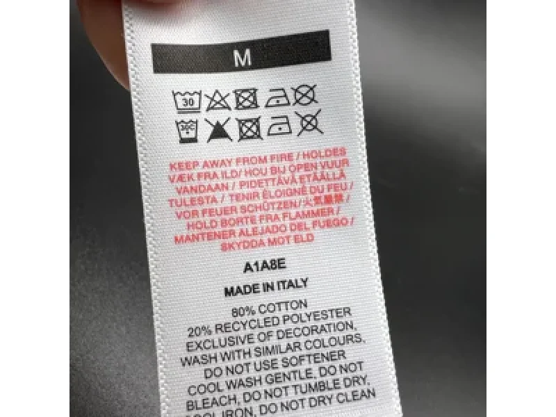 Etiquetas de talla de Málaga mostrado como ejemplo de fabricación de etiquetas textiles con etiqueta colgante, etiqueta de talla y parche textil
