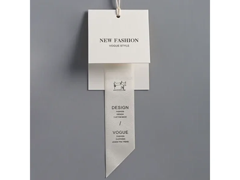 Etiquetas de cartón de Madrid mostrado como ejemplo de fabricación de etiquetas textiles con etiqueta colgante, etiqueta de talla y parche textil