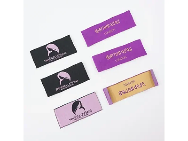 etiquetas personalizadas mostrado como ejemplo de fabricación de etiquetas textiles con etiqueta de tela impresa y etiqueta de cuidado