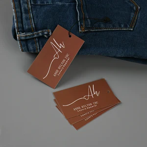 etiquetas colgantes para ropa mostrado como ejemplo de fabricación de etiquetas textiles con etiqueta de tela impresa y etiqueta de cuidado