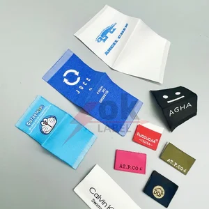 Etiquetas para prendas de vestir mostrado como ejemplo de fabricación de etiquetas textiles con etiqueta colgante, etiqueta de talla y parche textil