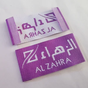 etiquetas tejidas para ropa mostrado como ejemplo de fabricación de etiquetas textiles con etiqueta de tela impresa y etiqueta de cuidado