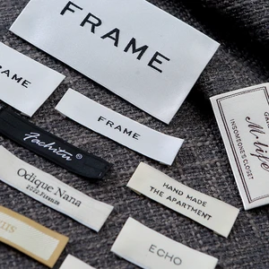 etiquetas tejidas personalizadas mostrado como ejemplo de fabricación de etiquetas textiles con etiqueta de tela impresa y etiqueta de cuidado