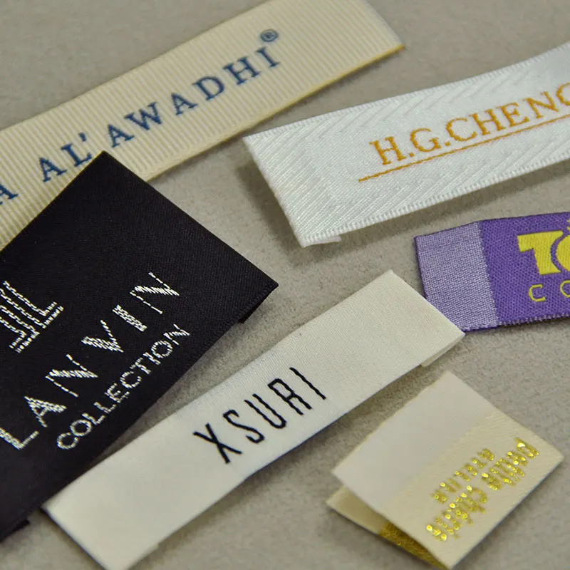 etiquetas textiles con logotipo mostrado como ejemplo de fabricación de etiquetas textiles con etiqueta colgante, etiqueta de talla y parche textil