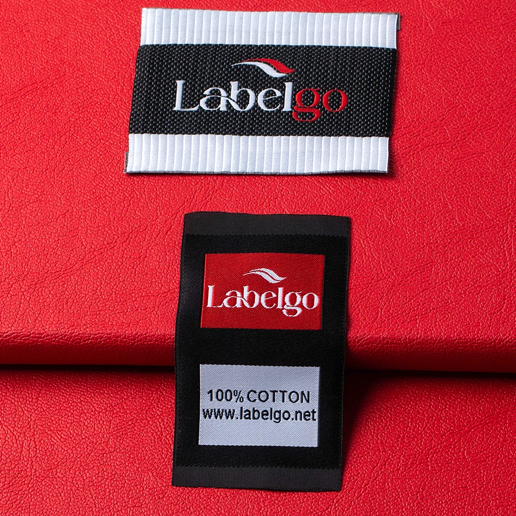 Etiquetas con logo para ropa mostrado como ejemplo de fabricación de etiquetas textiles con ejemplo de etiqueta textil tejida