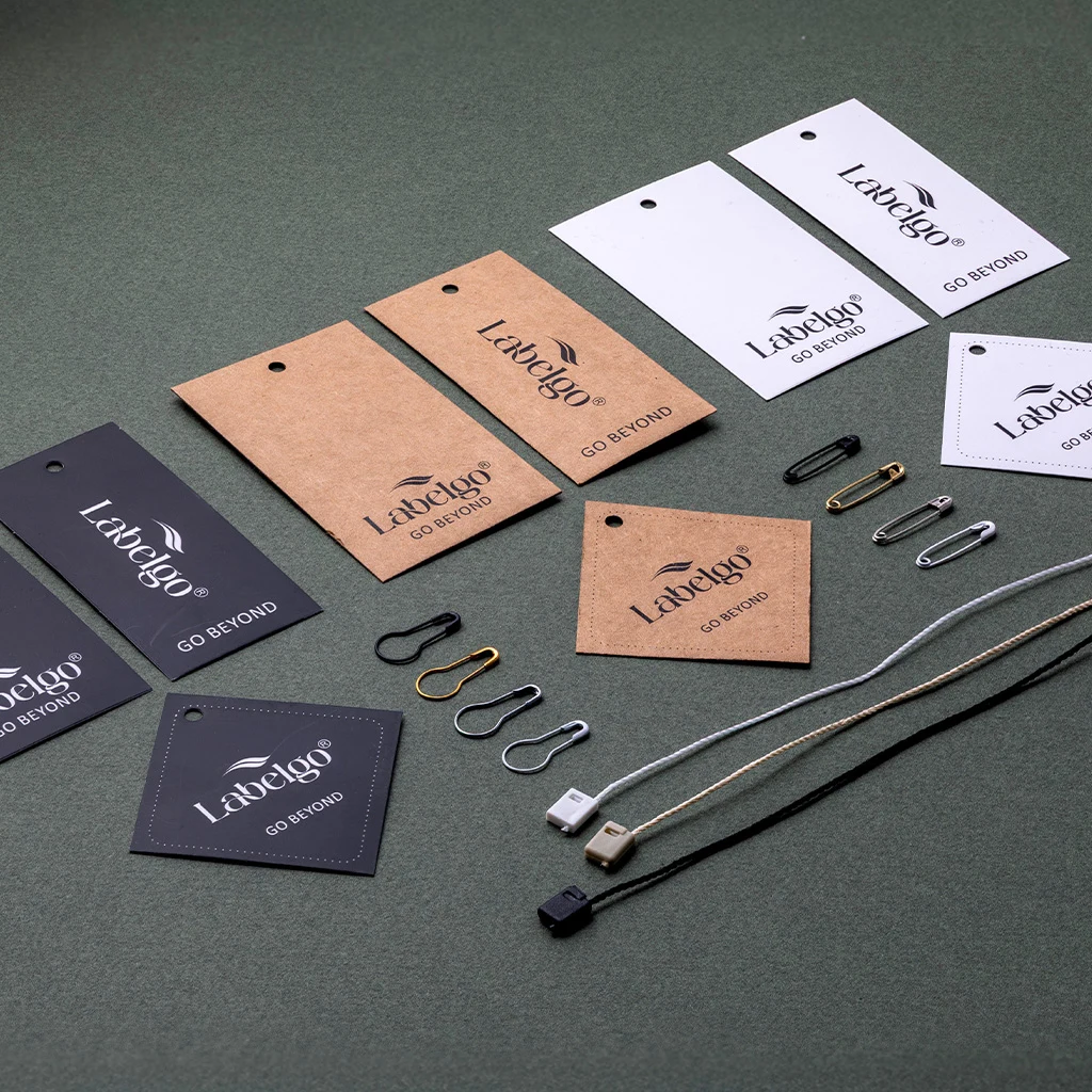 Etiquetas de cartón para ropa mostrado como ejemplo de fabricación de etiquetas textiles con ejemplo de etiqueta textil tejida