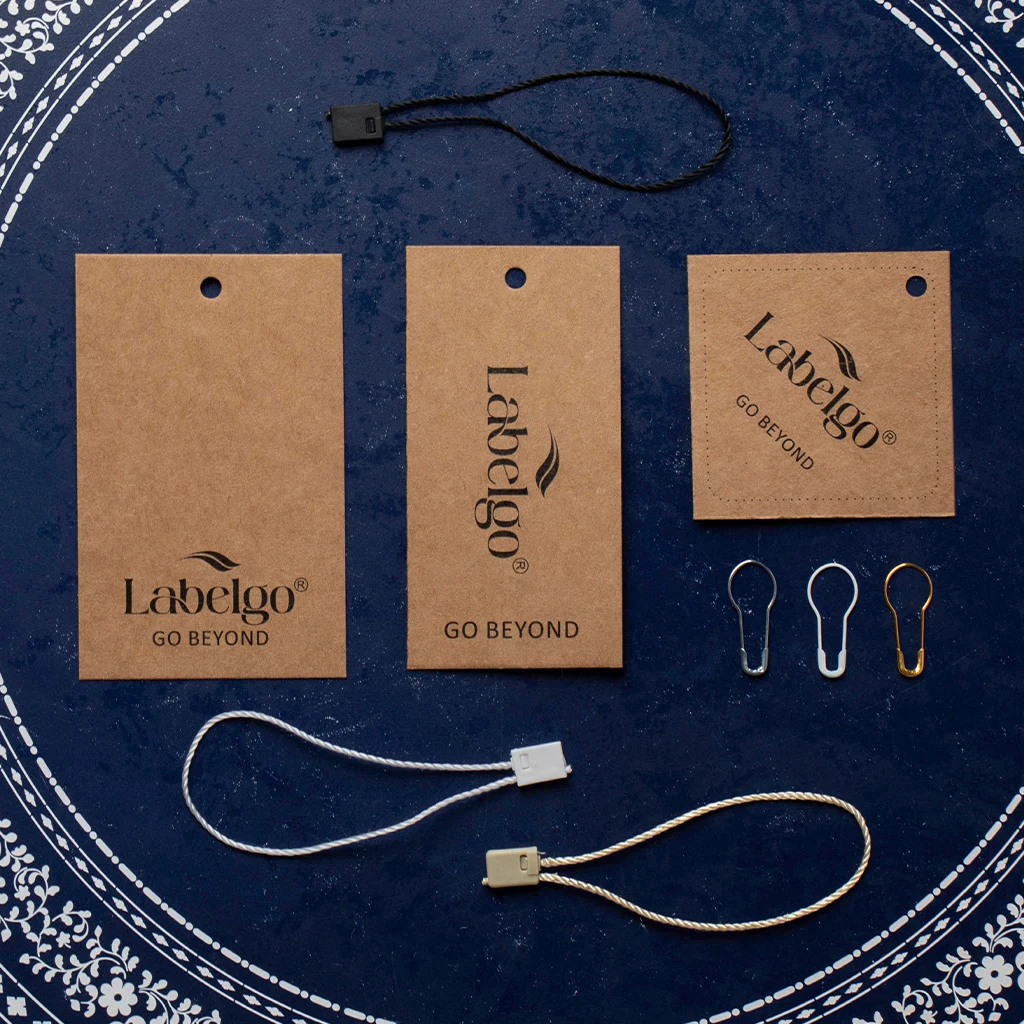 Etiquetas de cartón personalizadas mostrado como ejemplo de fabricación de etiquetas textiles con ejemplo de etiqueta textil tejida