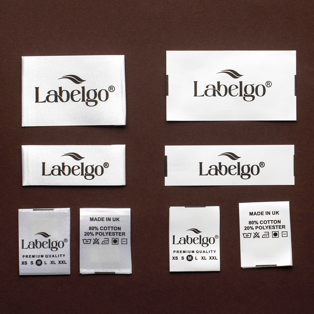 Etiquetas Impresas Para Ropa: Resistencia al Lavado y Tintas 3 Etiquetas impresas para ropa mostrado como ejemplo de fabricación de etiquetas textiles con etiqueta colgante, etiqueta de talla y parche textil