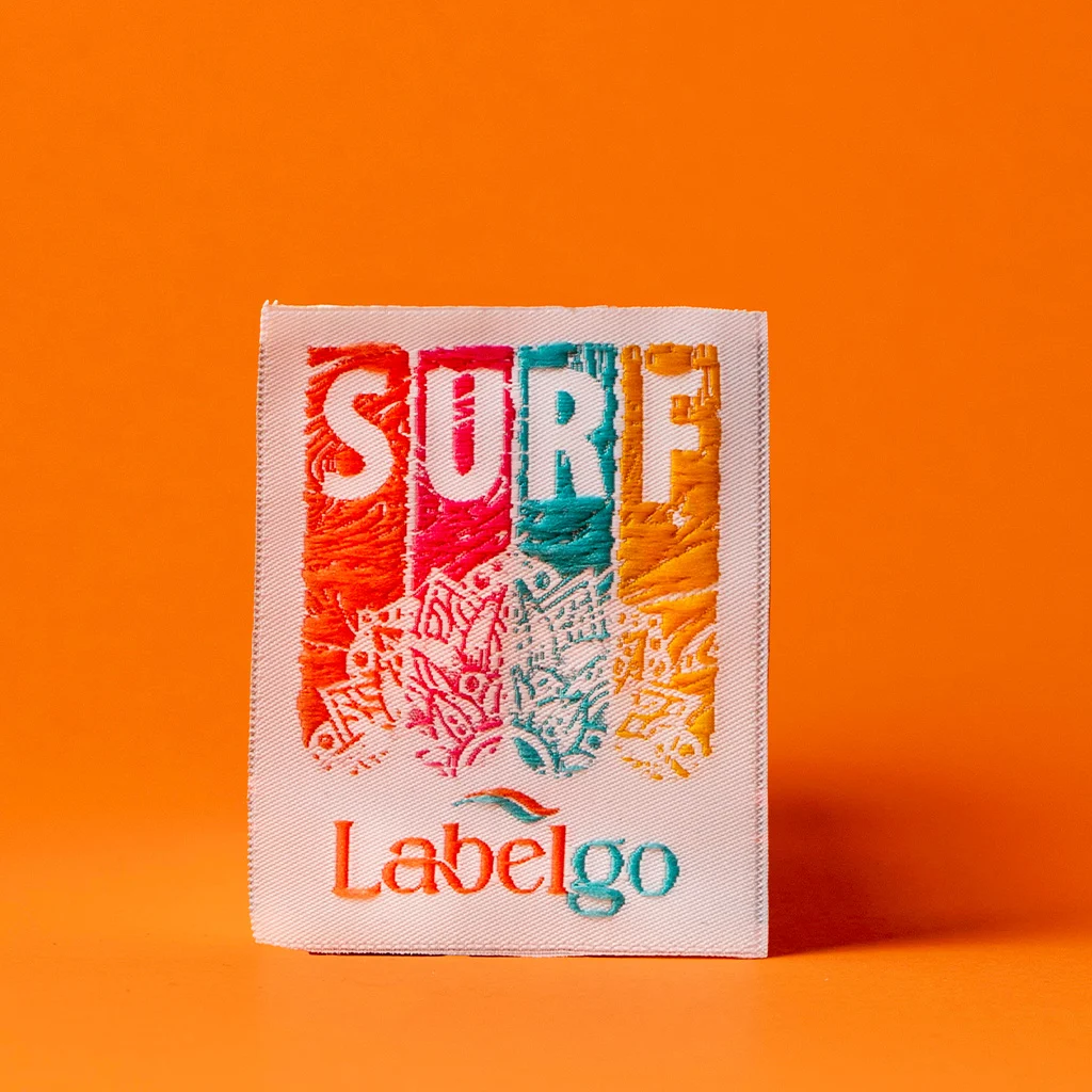 Etiqueta Tejida Retro SURF en Naranja fabricado por LabelGo